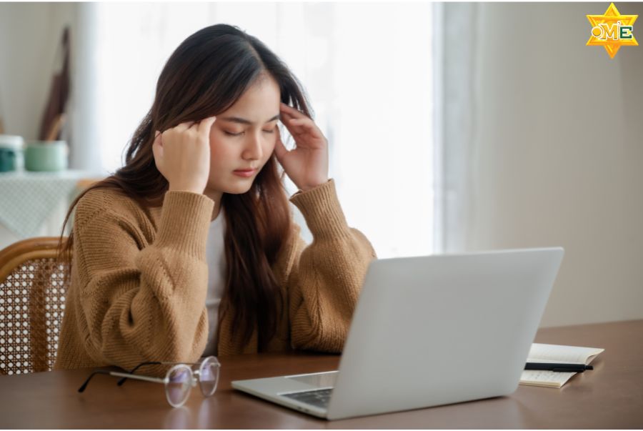 Bấm huyệt giảm đau nhức đầu cho người làm việc máy tính hiệu quả