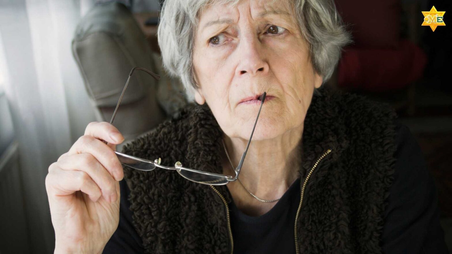 Cụ bà quên vị trí để đồ vật, biểu hiện của suy giảm trí nhớ tuổi già