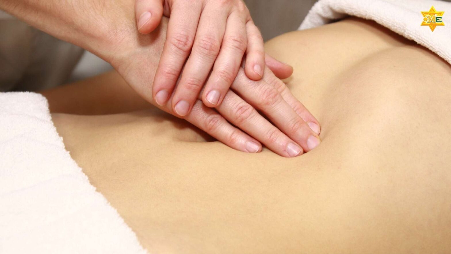 Kỹ thuật viên thực hiện bấm huyệt vùng gan giúp cải thiện gan