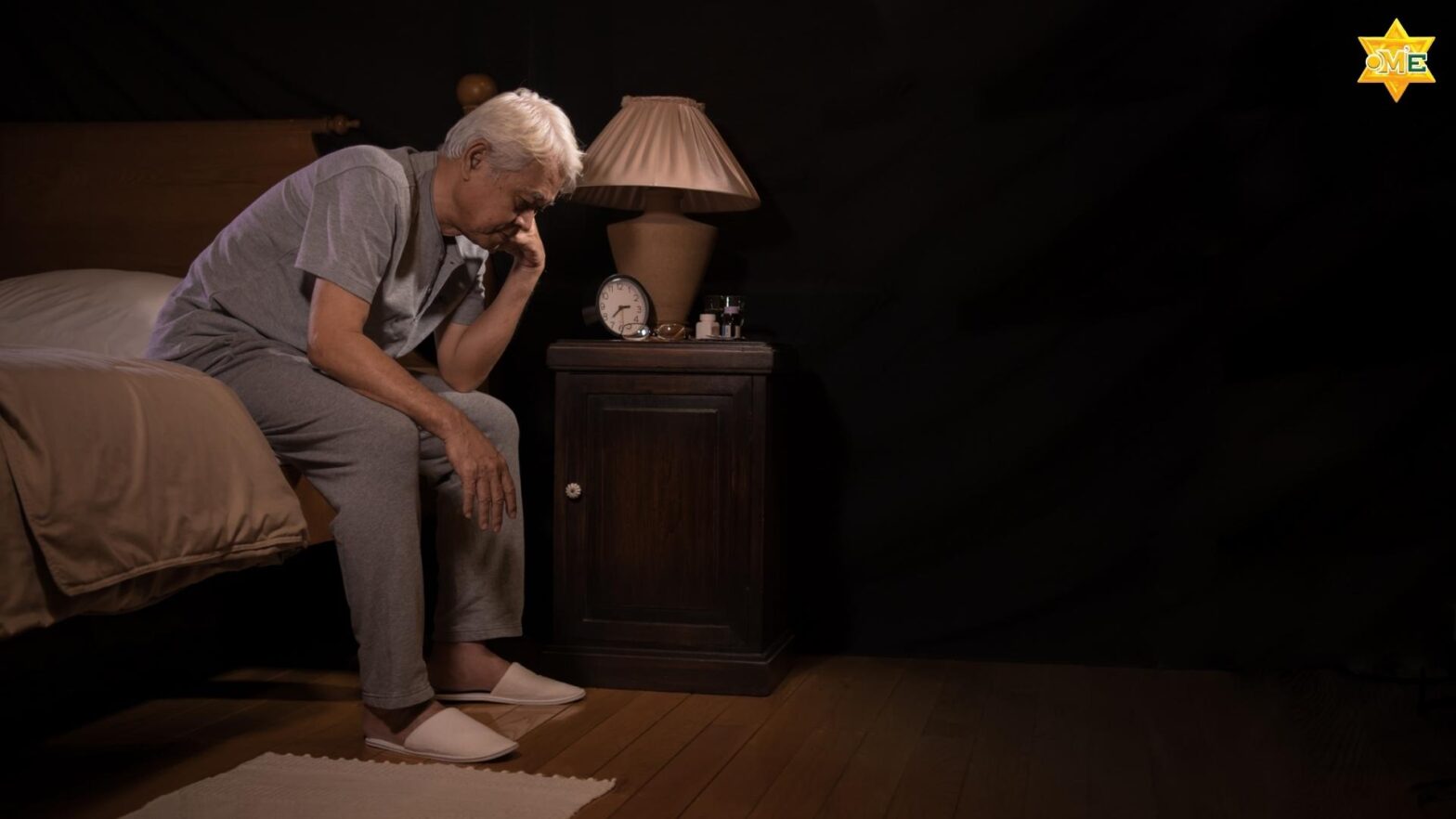 Người cao tuổi mệt mỏi vì phải thức dậy đi tiểu nhiều lần vào ban đêm