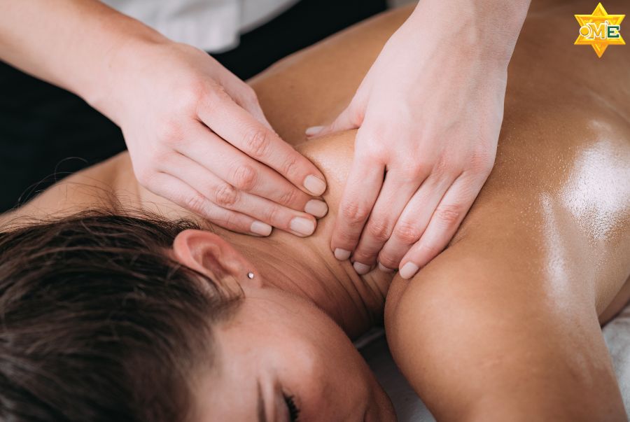 Massage vai gáy cho người thân có hiệu quả không?