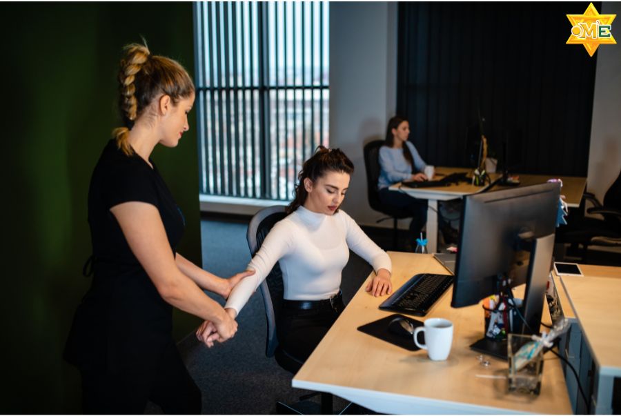 Xoa bóp bấm huyệt ngay tại bàn làm việc – Giải pháp giảm căng thẳng và mỏi cơ