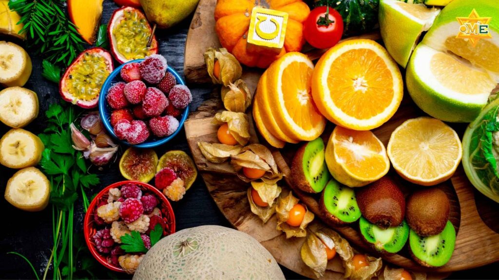 Bữa ăn đầy đủ dinh dưỡng cho trẻ bị thiếu máu, gồm thịt đỏ, rau xanh và trái cây giàu vitamin C.