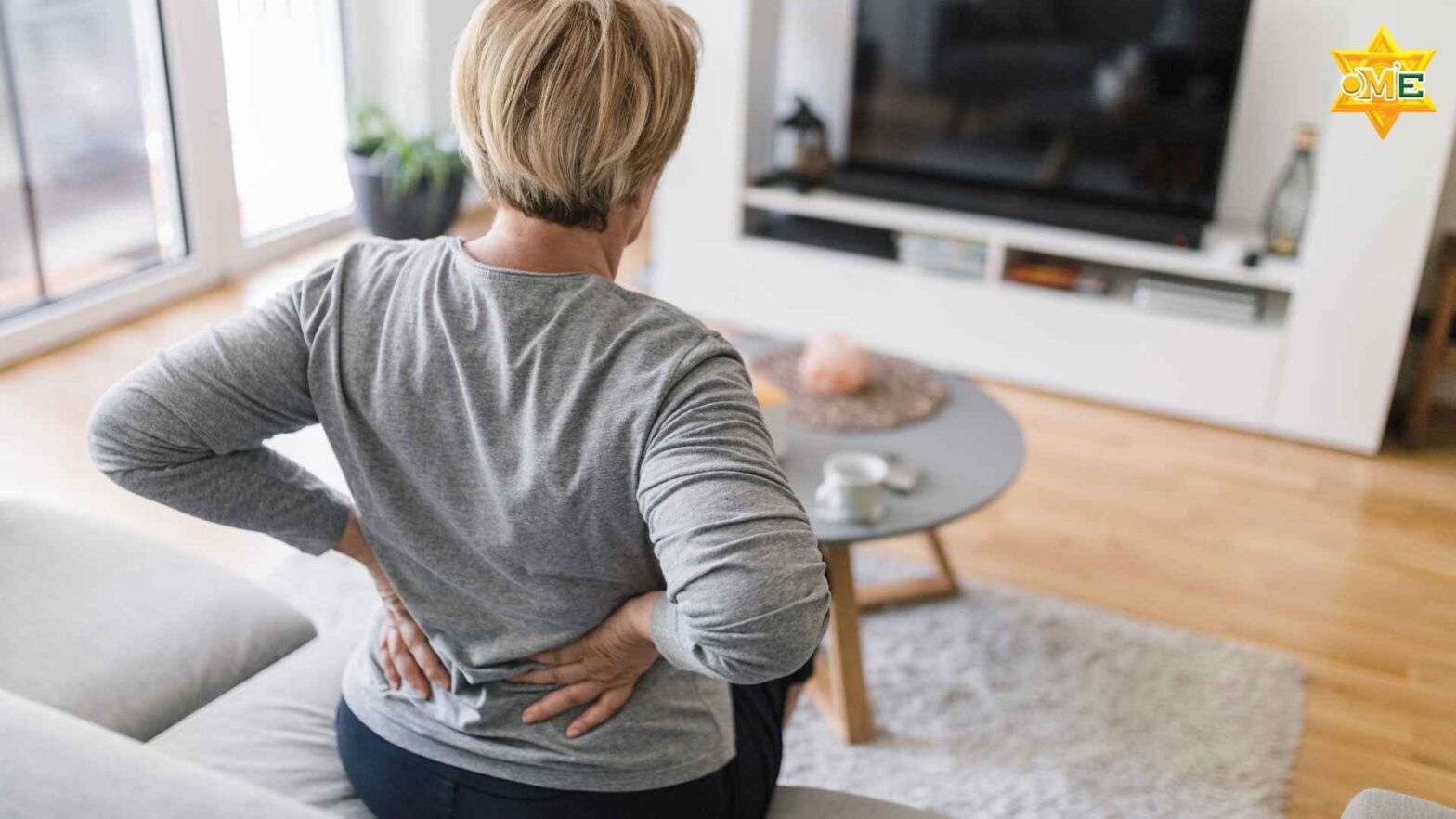 Người loãng xương cao tuổi bị đau lưng do giảm mật độ xương