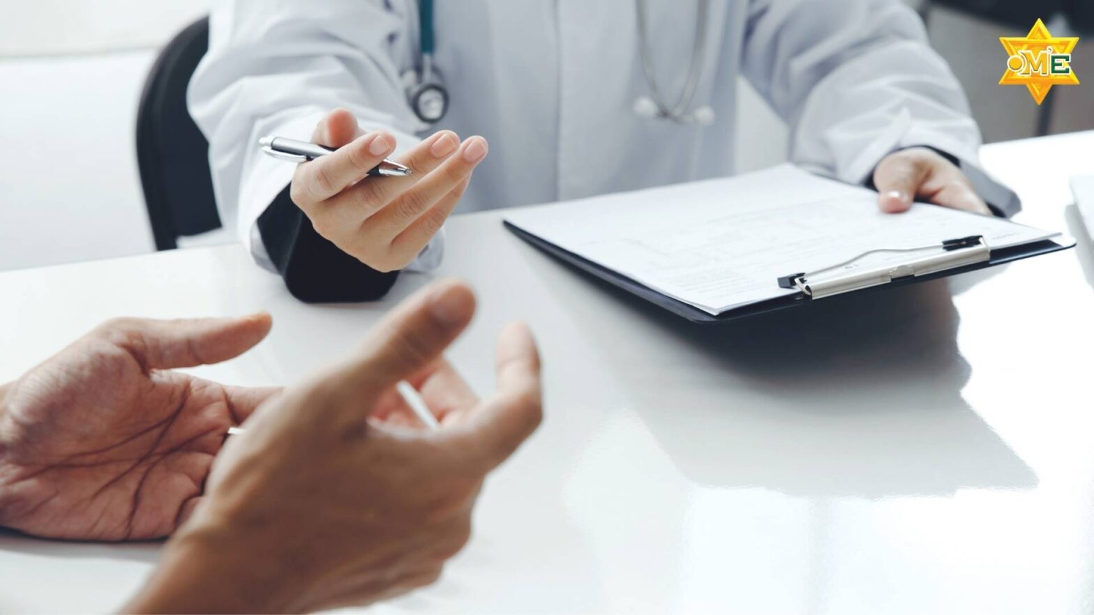 Bác sĩ tư vấn chế độ dinh dưỡng cho người bệnh Gout để cải thiện triệu chứng và ngăn ngừa cơn đau.