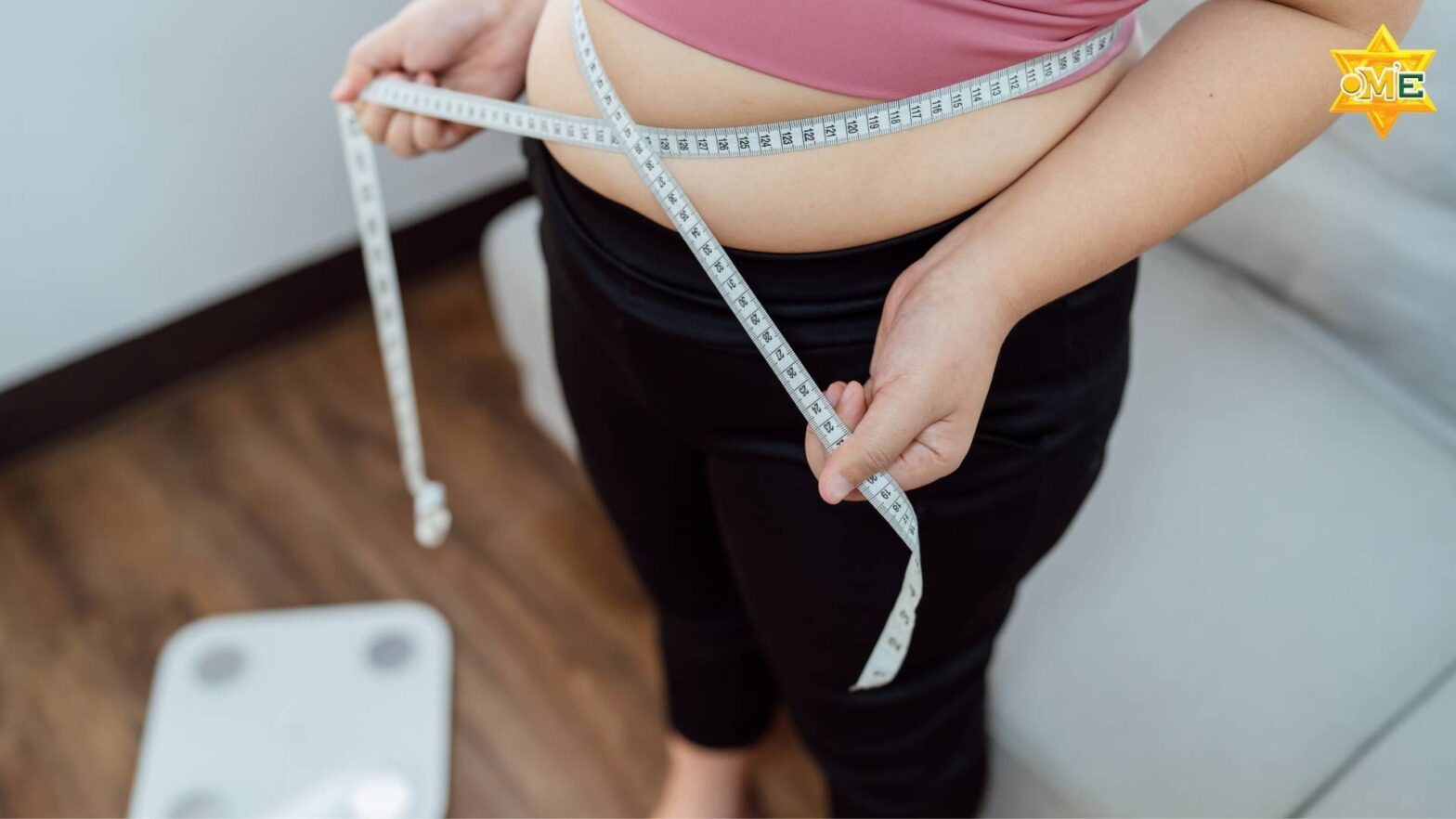 Phụ nữ trung niên lo lắng về béo bụng tuổi mãn kinh