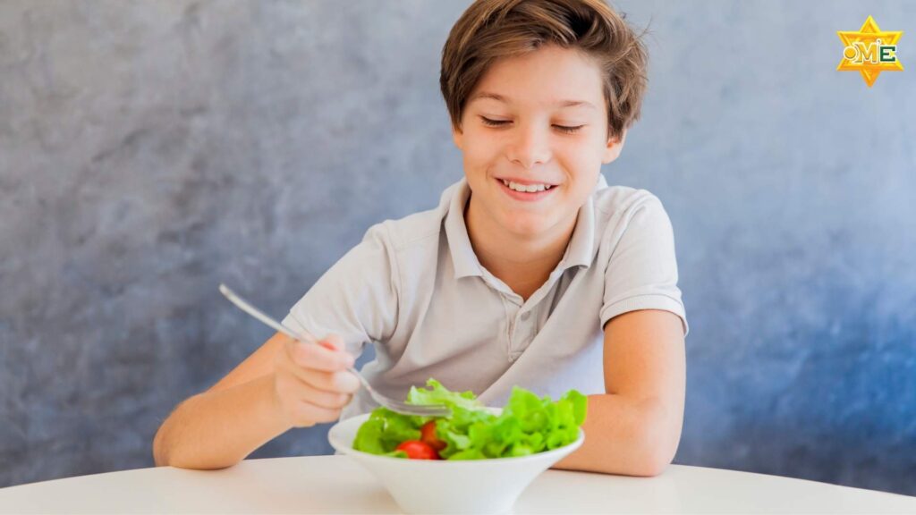 Trẻ vị thành niên thừa cân đang ăn uống khoa học với rau, trái cây và thực phẩm giàu dinh dưỡng