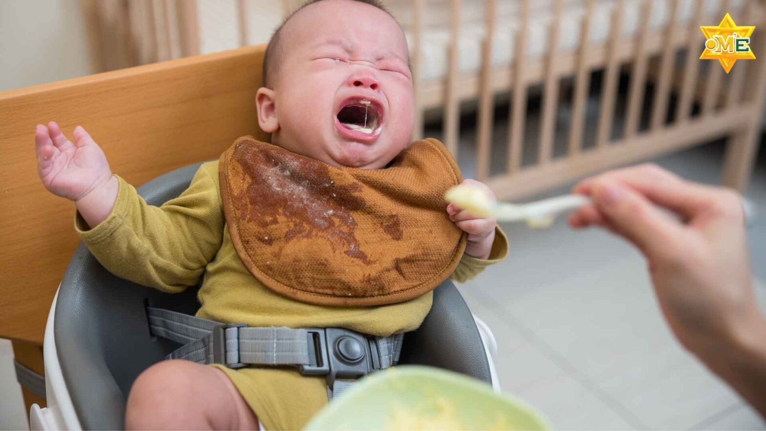 Trẻ bị ép ăn, ăn uống không đúng giờ, ăn vặt quá nhiều gây mất cảm giác đói