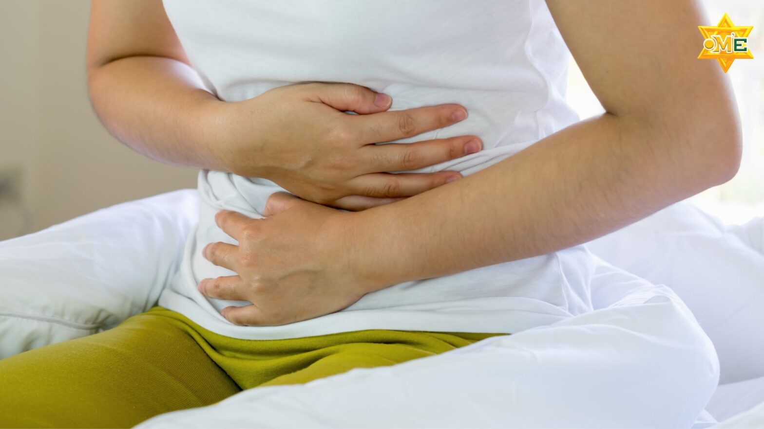 Người bị dạ dày đau âm ỉ ôm bụng