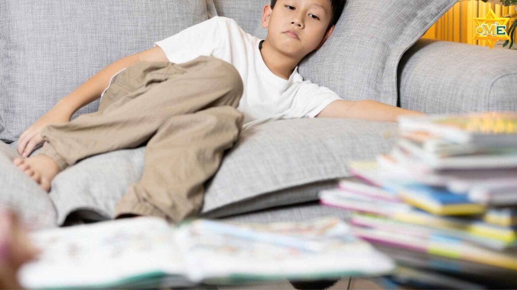 Trẻ bị thiếu máu với làn da nhợt nhạt và mệt mỏi