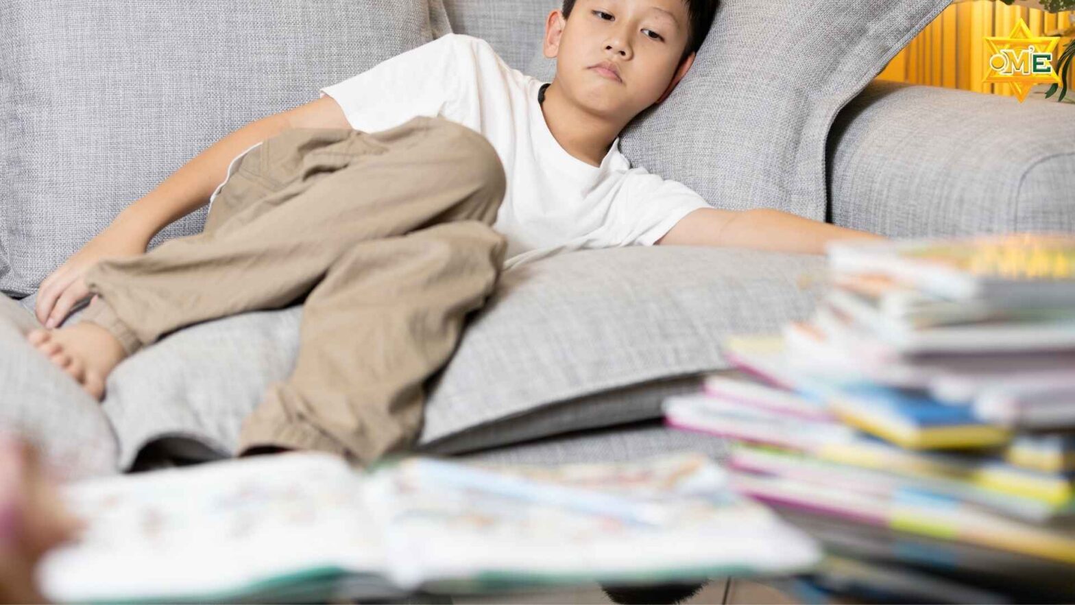 Trẻ bị thiếu máu với làn da nhợt nhạt và mệt mỏi