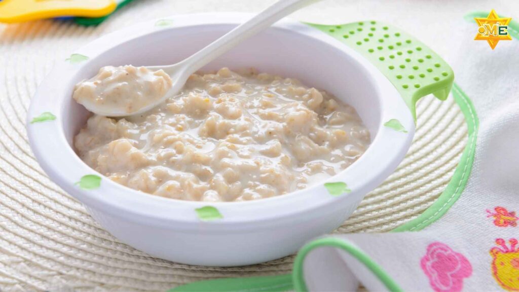 Cháo yến mạch với trái cây và sữa, bổ sung dinh dưỡng cho trẻ bị thiếu máu.