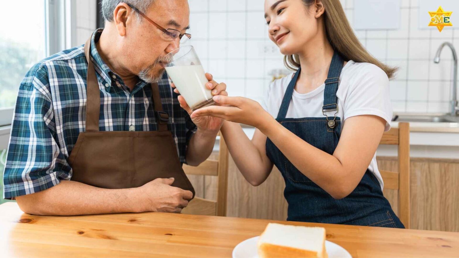 Người nhà hỗ trợ người bệnh đột quỵ ăn uống và áp dụng chế độ dinh dưỡng đúng cách tại nhà.