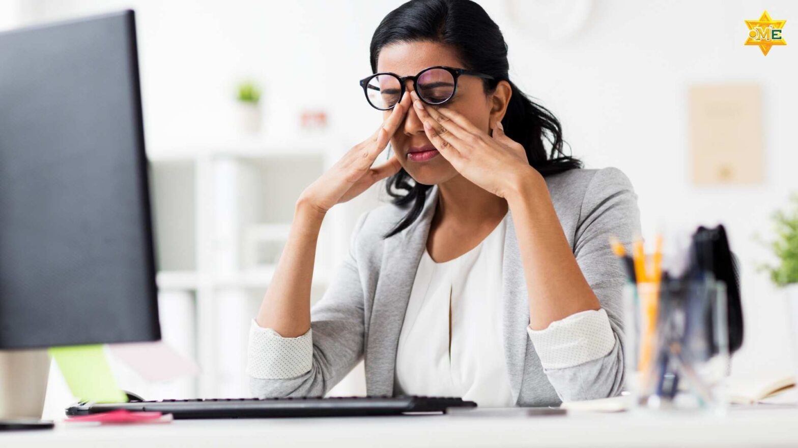 Nhân viên văn phòng mệt mỏi, thiếu năng lượng do ảnh hưởng từ thói quen sinh hoạt không lành mạnh