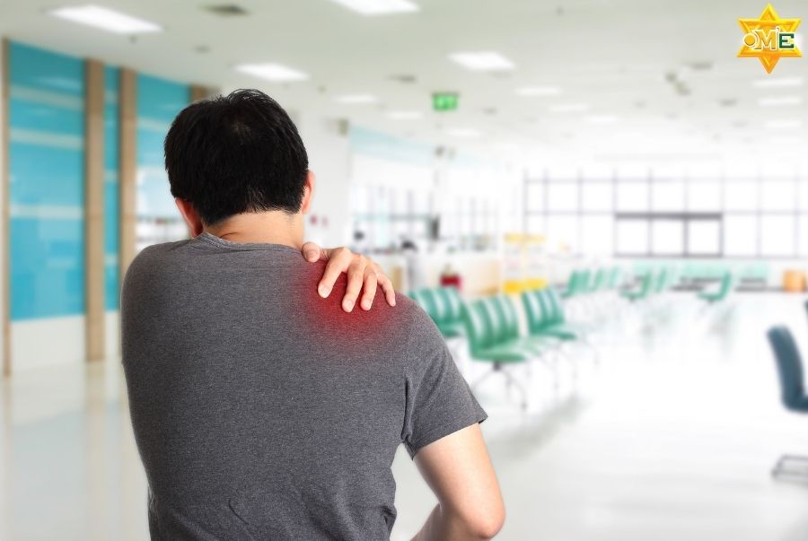 Trị liệu đau nhức khớp vai bằng bấm huyệt có an toàn không?