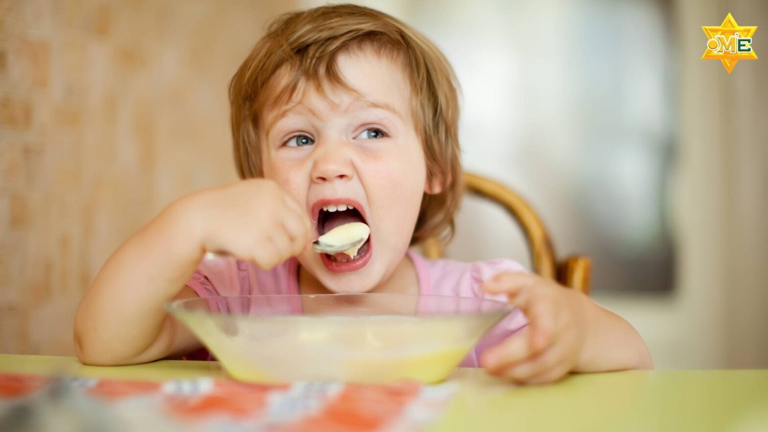 Chế độ dinh dưỡng cho trẻ 2 tuổi với cá hồi, rau củ và sữa chua giúp phát triển trí não