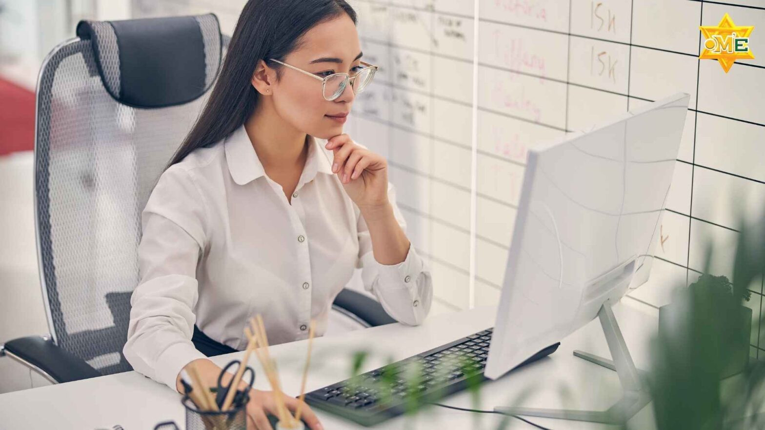 Dân văn phòng làm việc trước máy tính cần chú ý đến dinh dưỡng hợp lý