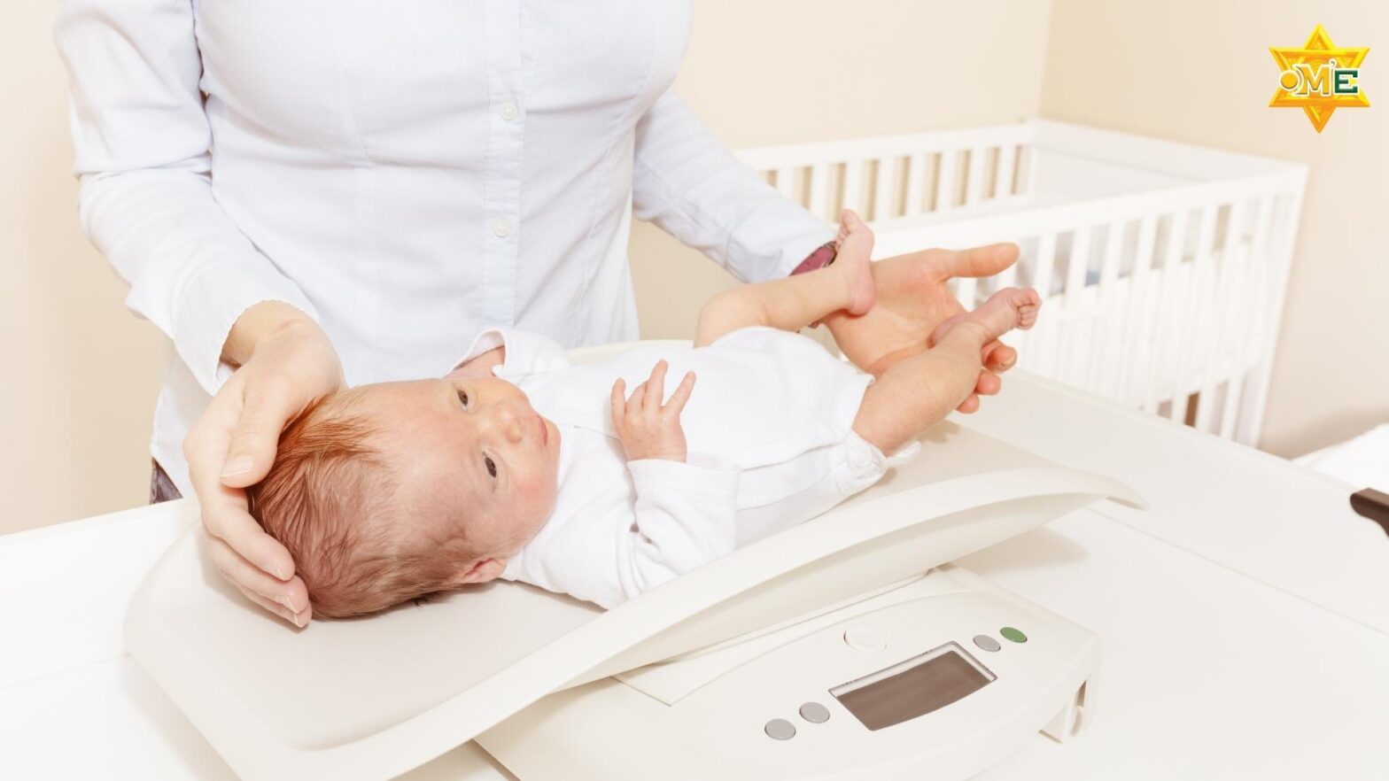 Cha mẹ chăm sóc và theo dõi cân nặng cho trẻ suy dinh dưỡng tại nhà