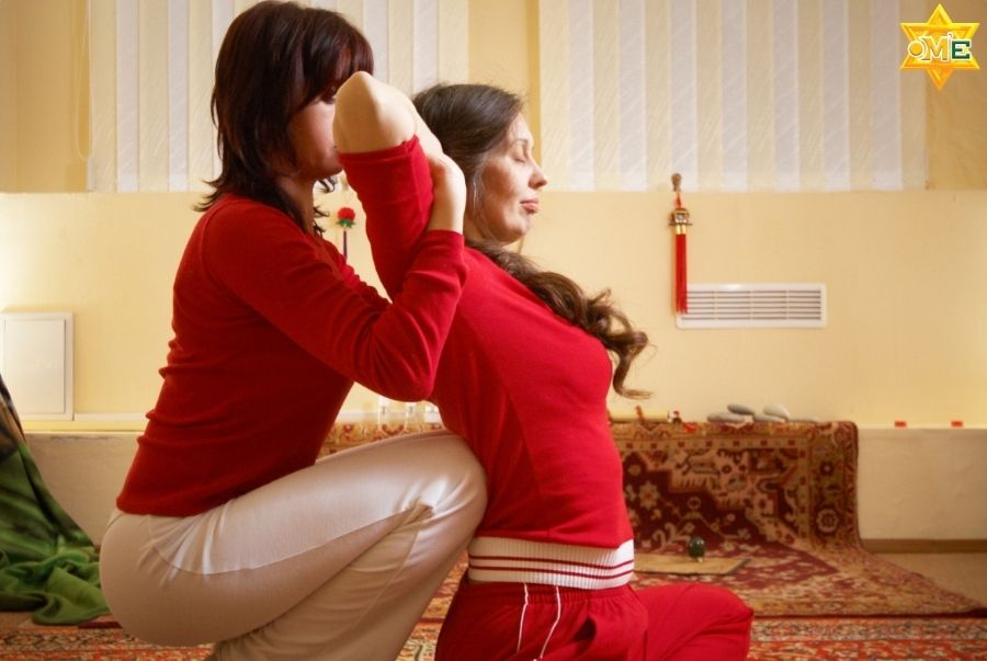 thực hiện yoga massage